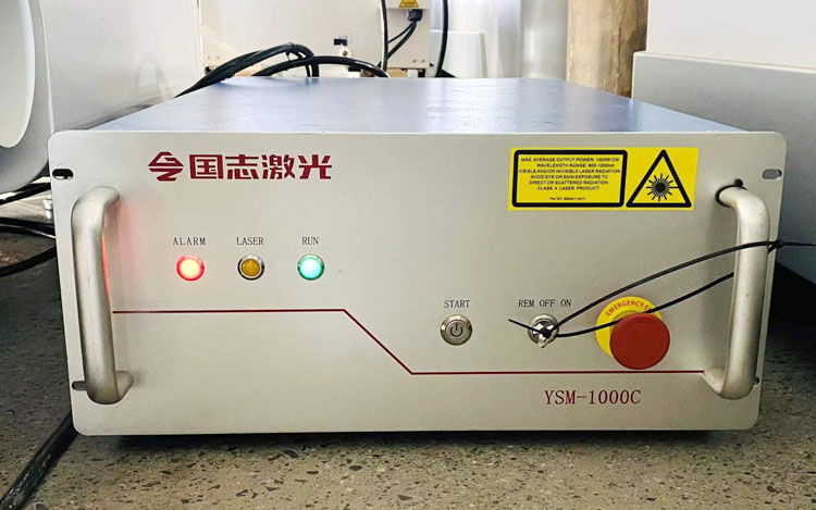 3015 Stroj za lasersko rezanje vlakana za brzo rezanje metalnih materijala od 1-6 mm