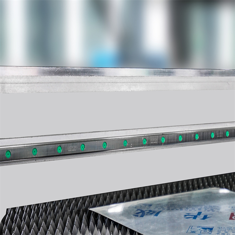 Kina Stroj za lasersko rezanje željeza Cijena 4000W Stroj za lasersko rezanje metalnih vlakana
