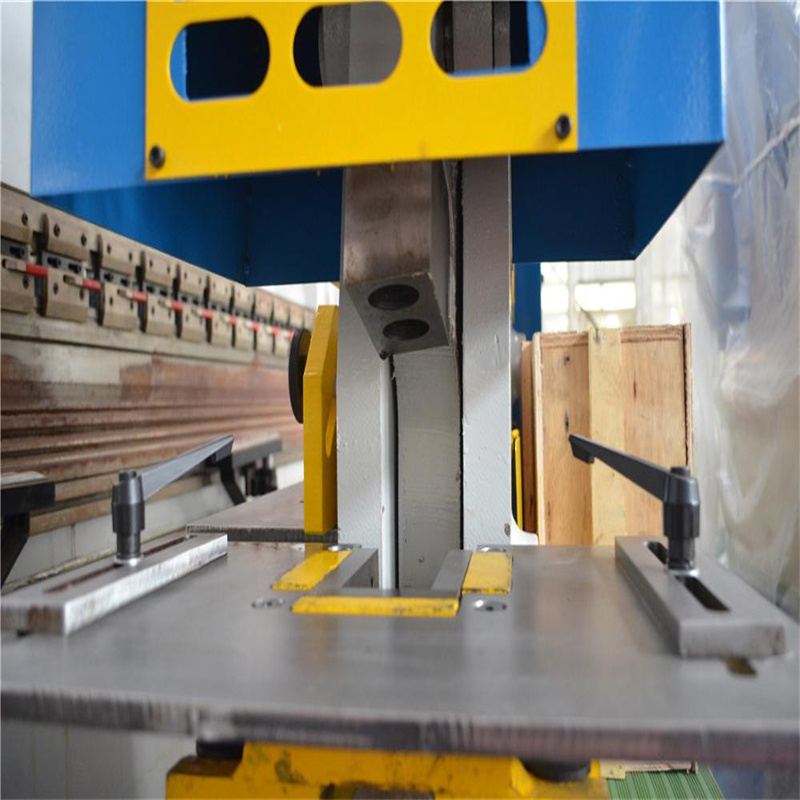 Visokokvalitetni stroj za savijanje ploča s Cnc hidrauličnim željeznim radnikom Stroj za prešanje za probijanje